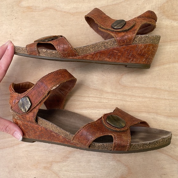 TAOS Womens Leather Wedge Sandals size 39 - Picture 7 of 9